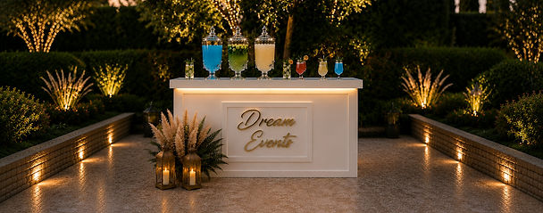 Elegant Drink & Cocktail Bar γάμου με φωτιζόμενο bar, cocktails, mocktails και κρυστάλλινα δοχεία σε βραδινή δεξίωση.