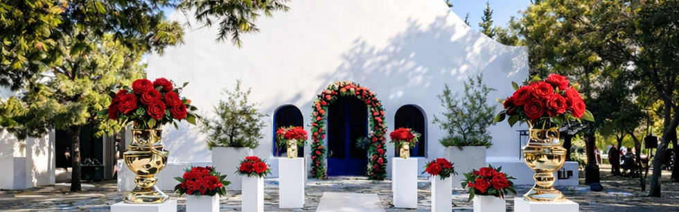 Διακόσμηση γάμου σε εκκλησία στην Αθήνα με κόκκινα λουλούδια και κομψό διάδρομο