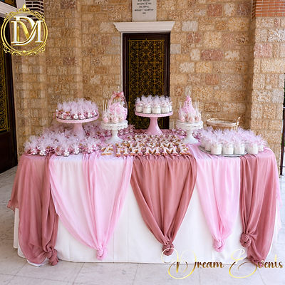 Ρομαντικό candy bar βάπτισης με γλυκά, μπομπονιέρες και κομψή διακόσμηση σε απαλούς ροζ τόνους.
