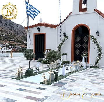 Εκκλησία διακοσμημένη για γάμο στην Αγία Ζώνη Σαλαμίνας.