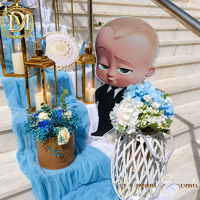 Στολισμός βάπτισης αγοριού Boss Baby με εντυπωσιακή αψίδα μπαλονιών, λουλούδια και διακόσμηση στα σκαλιά της εκκλησίας στον Άγιο Δημήτριο Κορυδαλλού