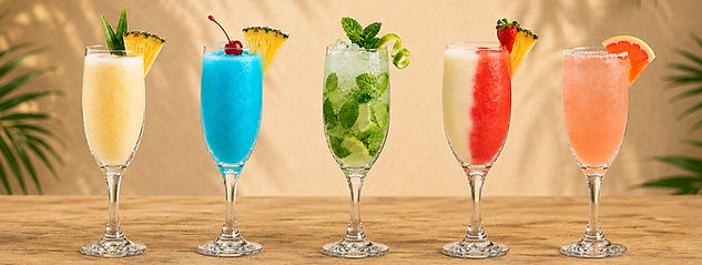 Ποικιλία από πολύχρωμα mocktails χωρίς αλκοόλ, σερβιρισμένα σε κομψά ποτήρια για Wedding Drink & Cocktail Bar.