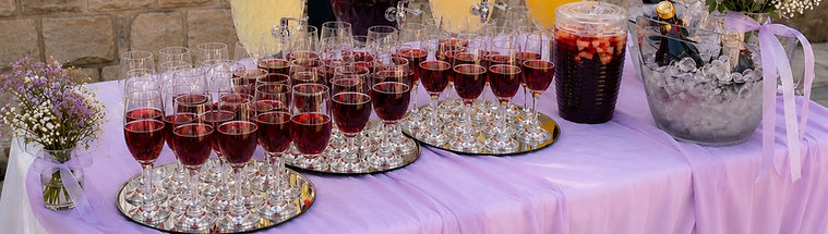 Καλωσόρισμα γάμου με παγωμένη Sangria, σαμπάνια, φυσικούς χυμούς και κομψή παρουσίαση ποτών στο Drink Bar.