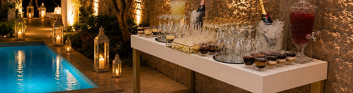 Drink & Cocktail Bar γάμου με κομψή παρουσίαση cocktails, mocktails, κρυστάλλινα ποτήρια και δροσιστικά ποτά δίπλα στην πισίνα.