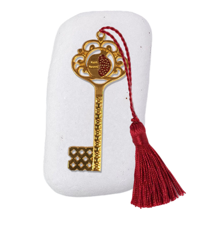402.3636 - Γούρι Βότσαλο 6cm - 8cm Με Κλειδί Και Φούντα