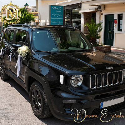 Μαύρο Jeep Renegade με κομψό στολισμό γάμου και λευκές ανθοσυνθέσεις στις χειρολαβές των θυρών