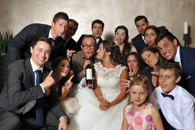 OSKI - Kellner inmitten einer Hochzeit