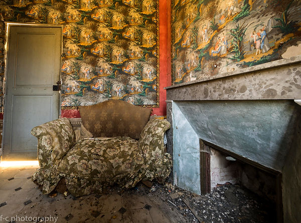 photo d'une maison abandonnée avec une tapisserie decay