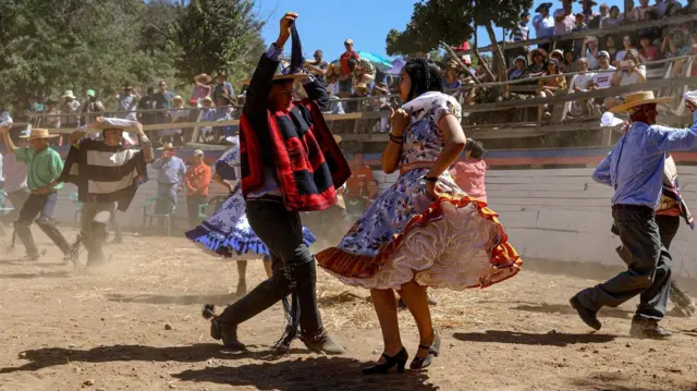 A traditional Chilean dressed couple