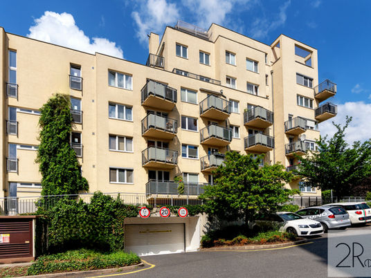 Pronájem garážového stání č. 29, na adrese: Berlínská 1488/7, Praha 10 - Hostivař. Nabídková cena: 2.500 Kč/měs. + zúčtovatelné náklady 983 Kč/měs.