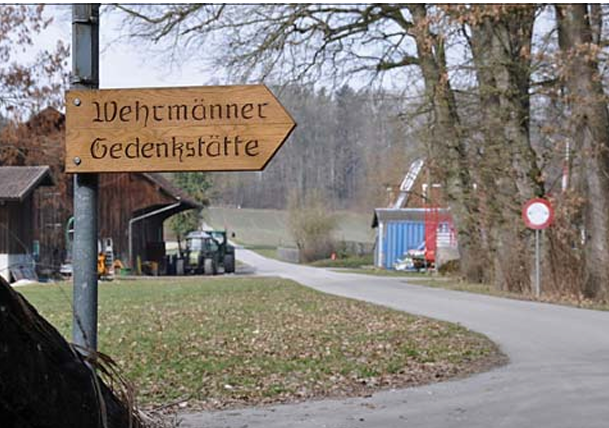 Richtungsschild zur Gedenkstätte.png