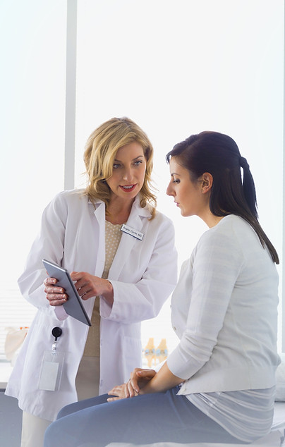 Médico consultando paciente