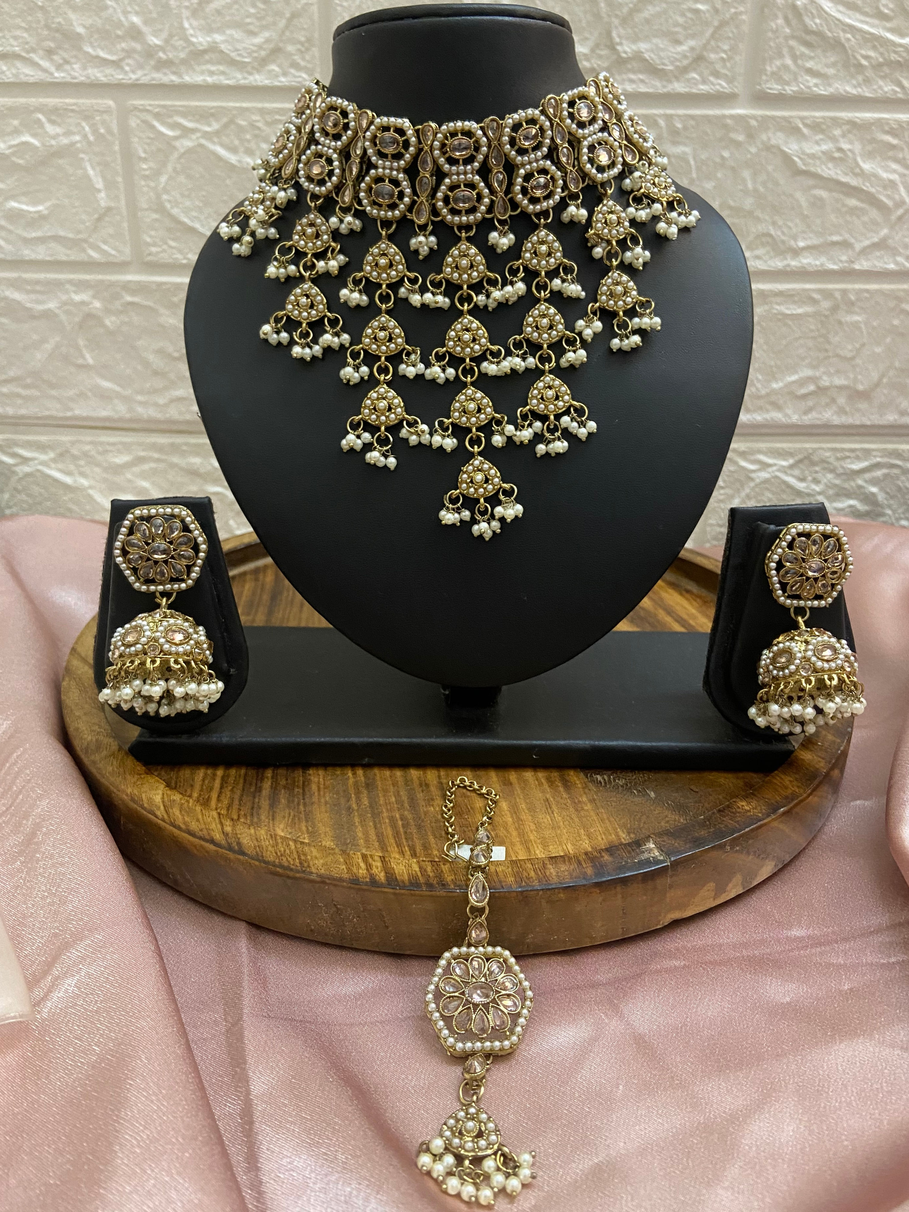 Taraangini shahi necklace