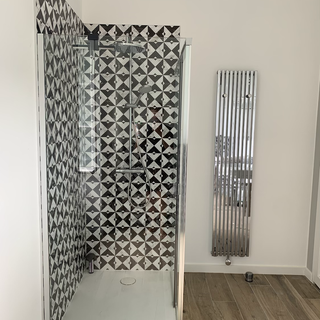 Salle de bain avec douche à l'italienne