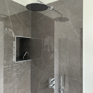 Salle de bain avec douche à l'italienne