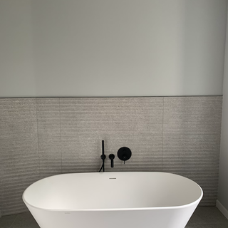 Salle de bain avec baignoire îlot