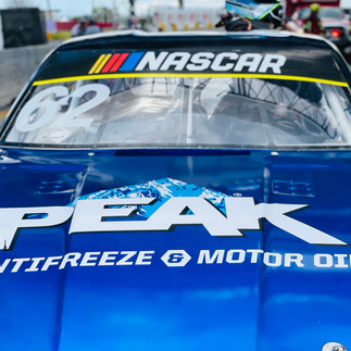 Carro da Peak em corrida da Nascar Stock Car