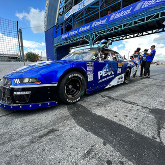 Carro da Peak em corrida da Nascar Stock Car