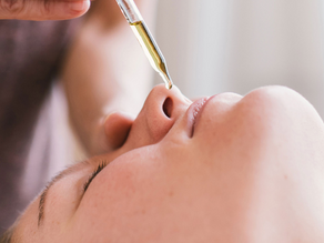 Nasya: traditioneel Ayurvedisch neusritueel voor balans van lichaam en hormonen