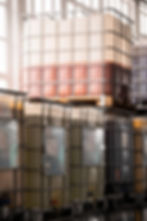 Cisterna di prodotto chimico nel magazzino Leder Chimica