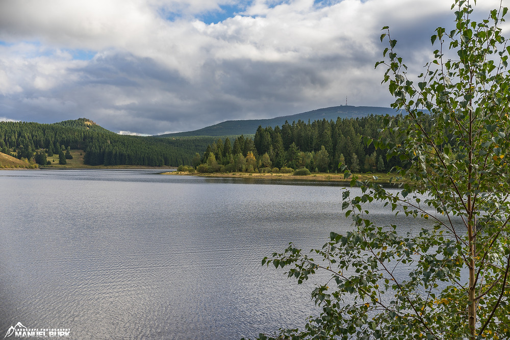 Die Eckertalsperre im Harz mit Blick auf den Brocken