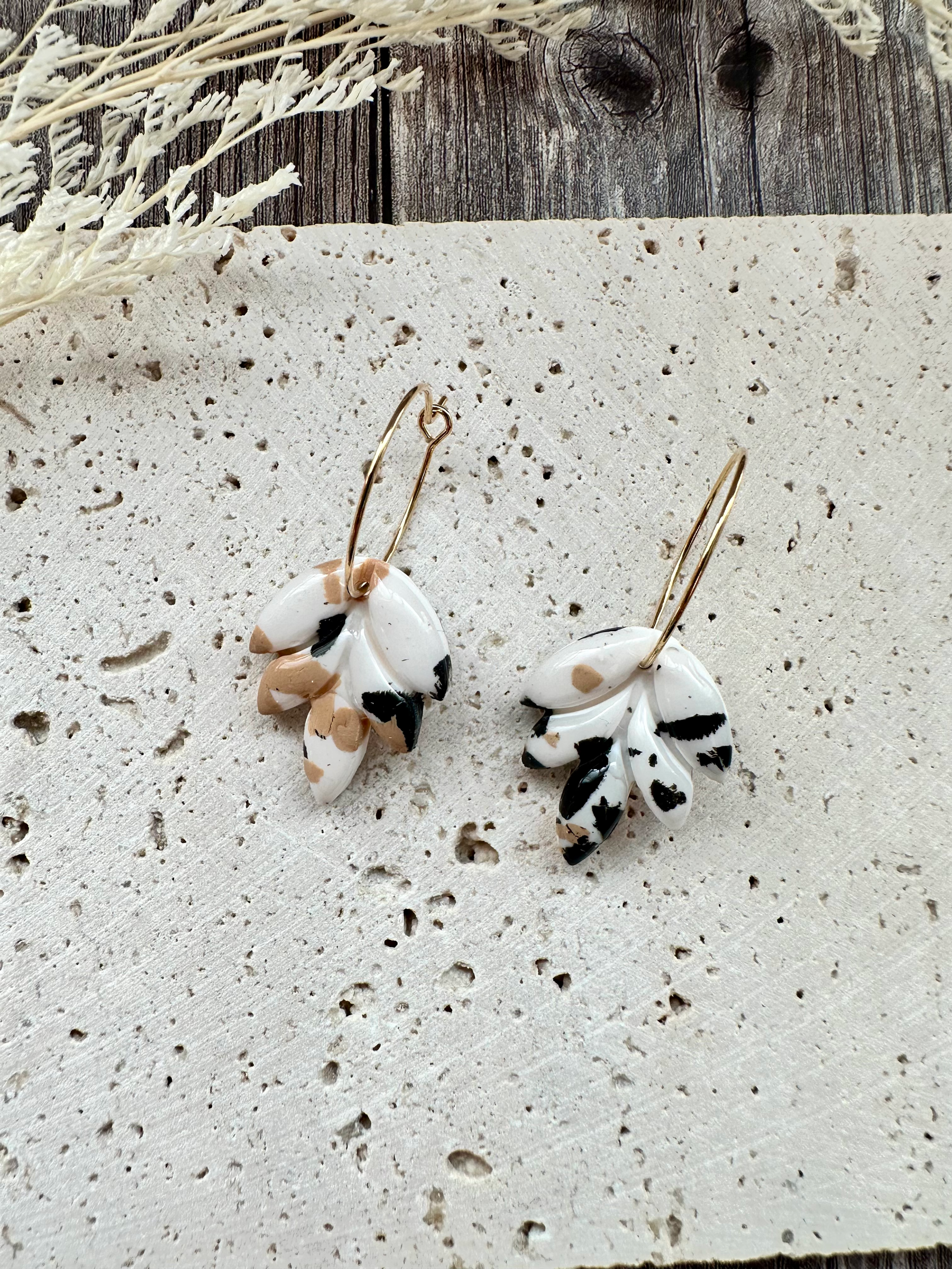 Le chic discret d’un bijou minimaliste, inspiré par la nature et l’art 🎨 Craque pour ces boucles d’oreilles pendantes à anne