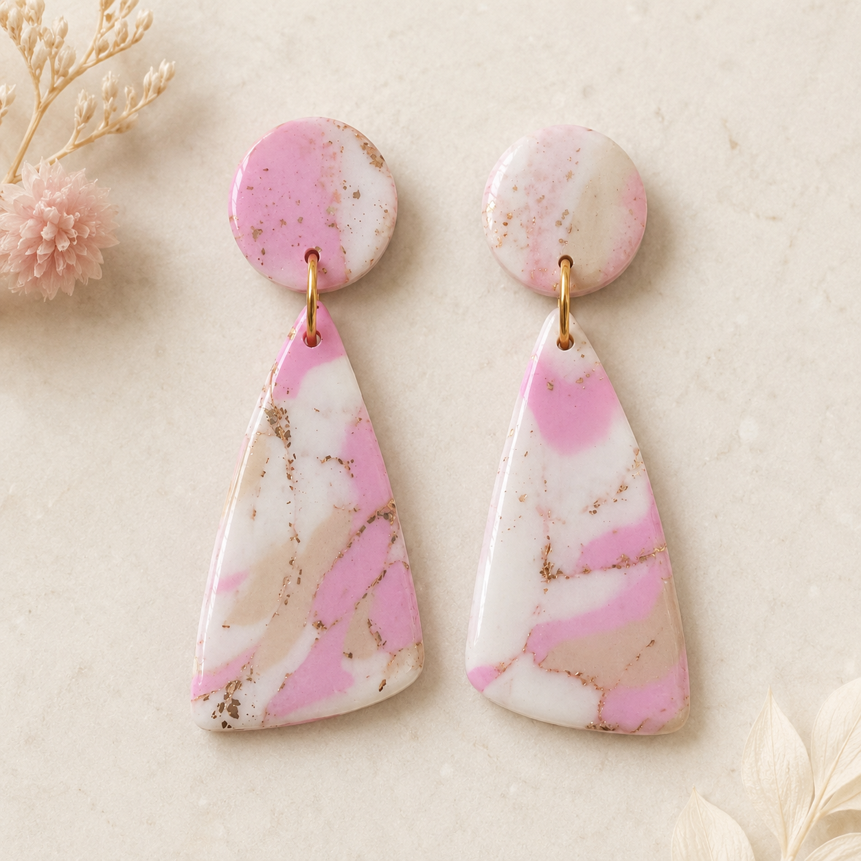 ✨🌸🤍 Boucles d’oreilles pendantes géométriques – Rose marbré, beige, blanc & do