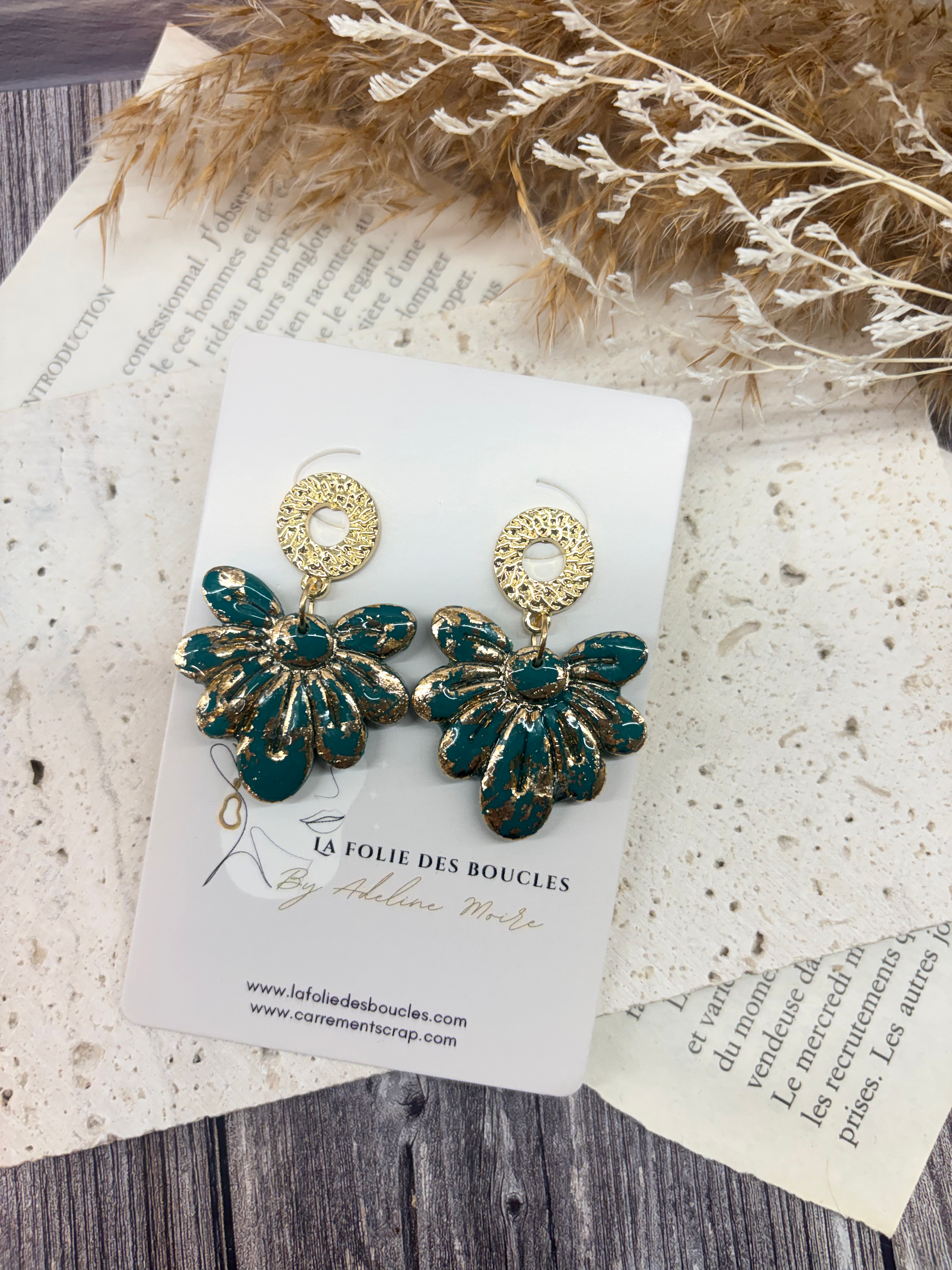 💚✨ Boucles d’Oreilles Pendantes « Vert & Or Brillant »  Éclat & Élégance Nature