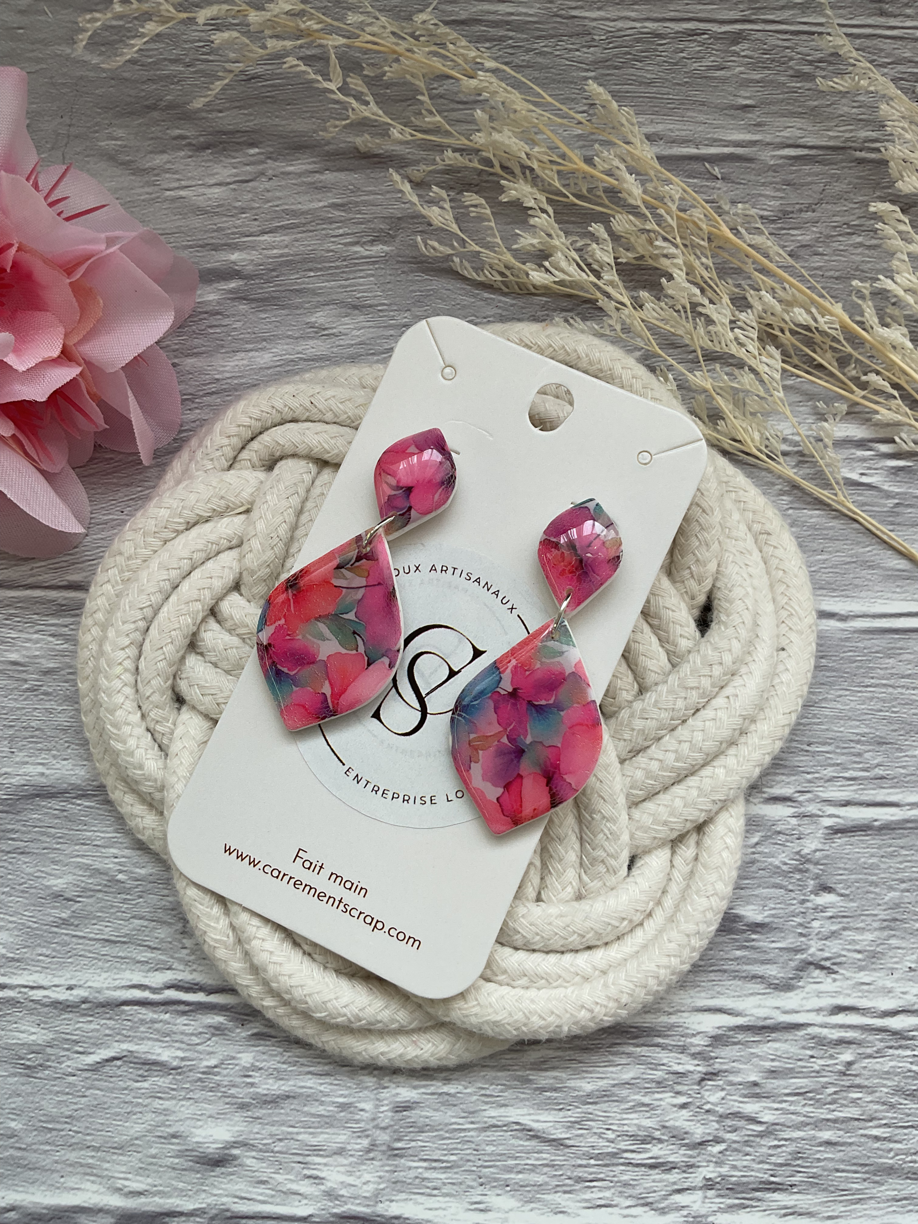 Boucles d’oreilles goutte inversée motif fleuri estival faites main
