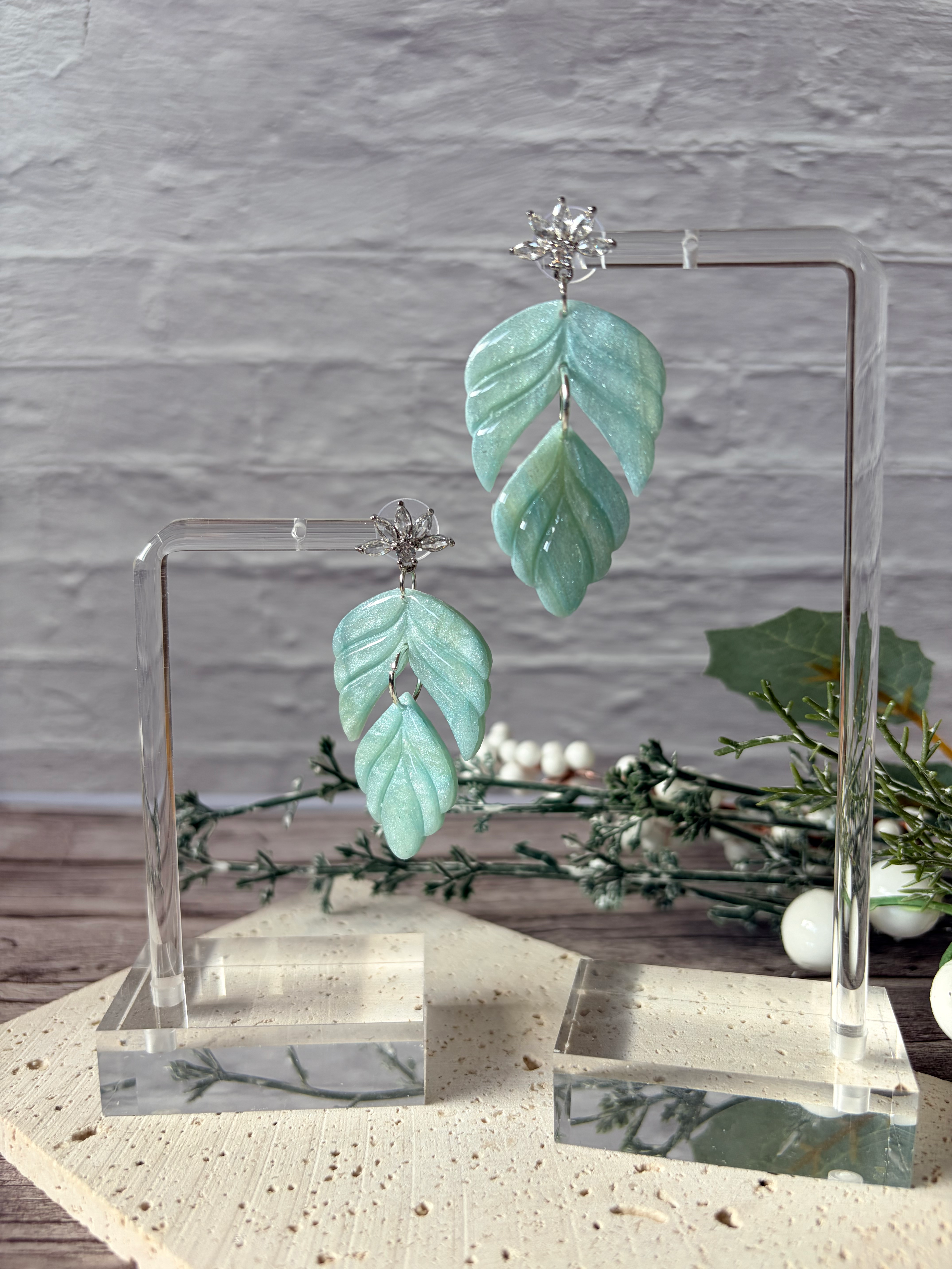 Un jardin scintillant à fleur d’oreille 🌿💫 Laisse-toi emporter par le charme délicat de ces boucles d’oreilles pendantes en