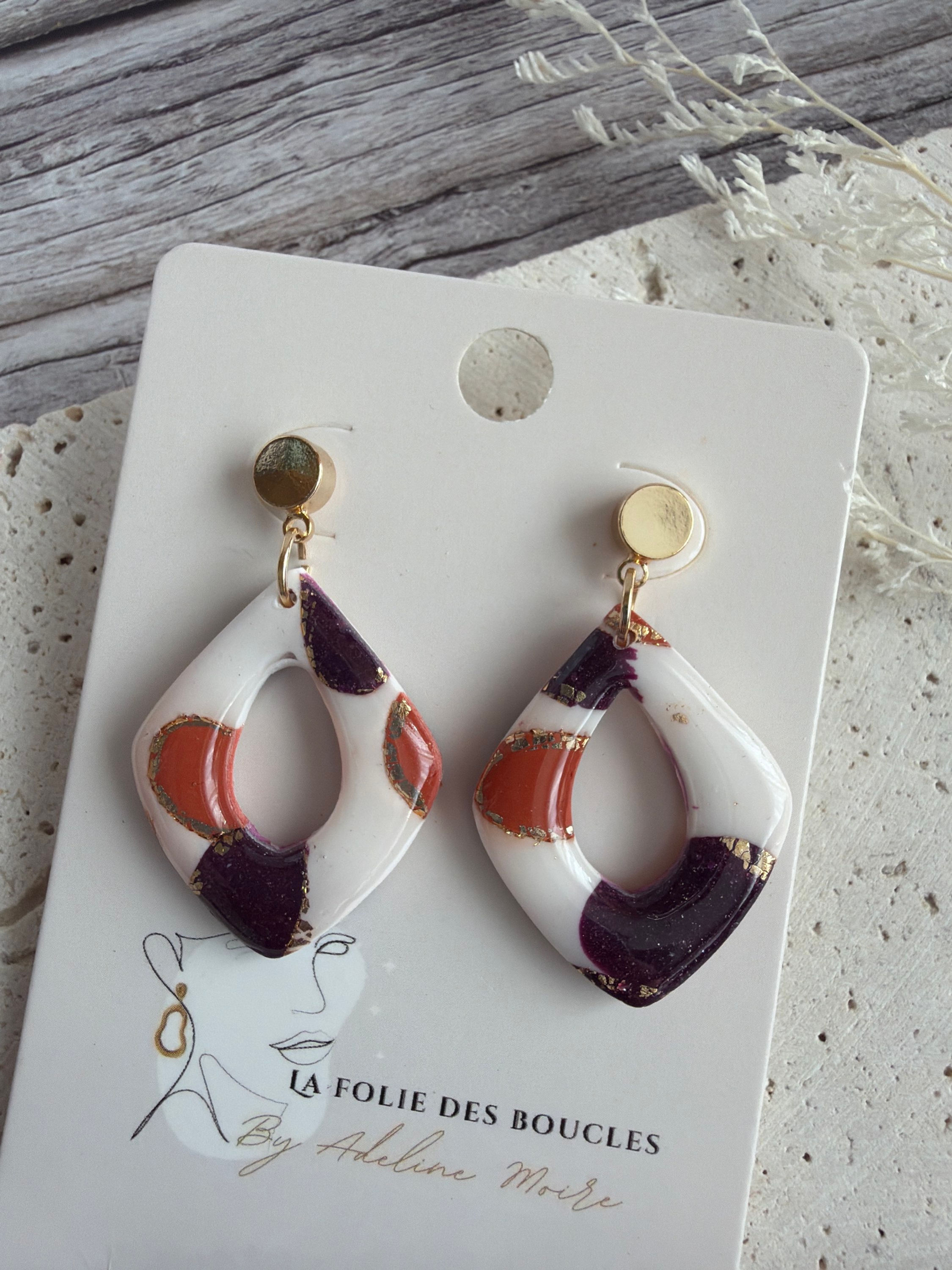 Un bijou qui sublime chaque tenue avec élégance 💫 Craque pour ces boucles d’oreilles pendantes « Losange » — une création ar