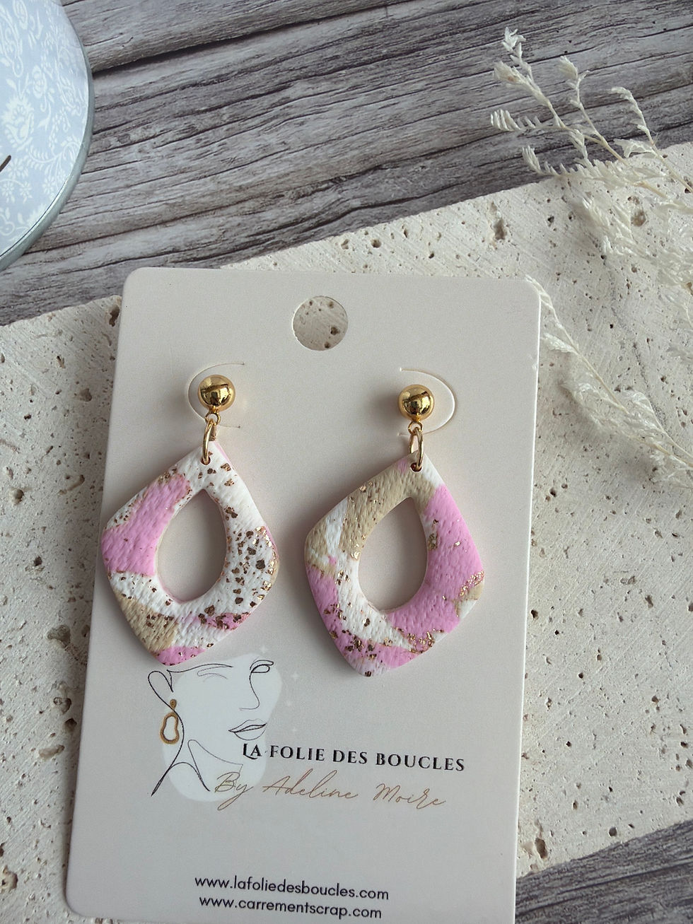 "Boucles d'oreilles pendantes losange maté texturé rose et beige fait main pâte polymère résine UV bijoux artisanal"