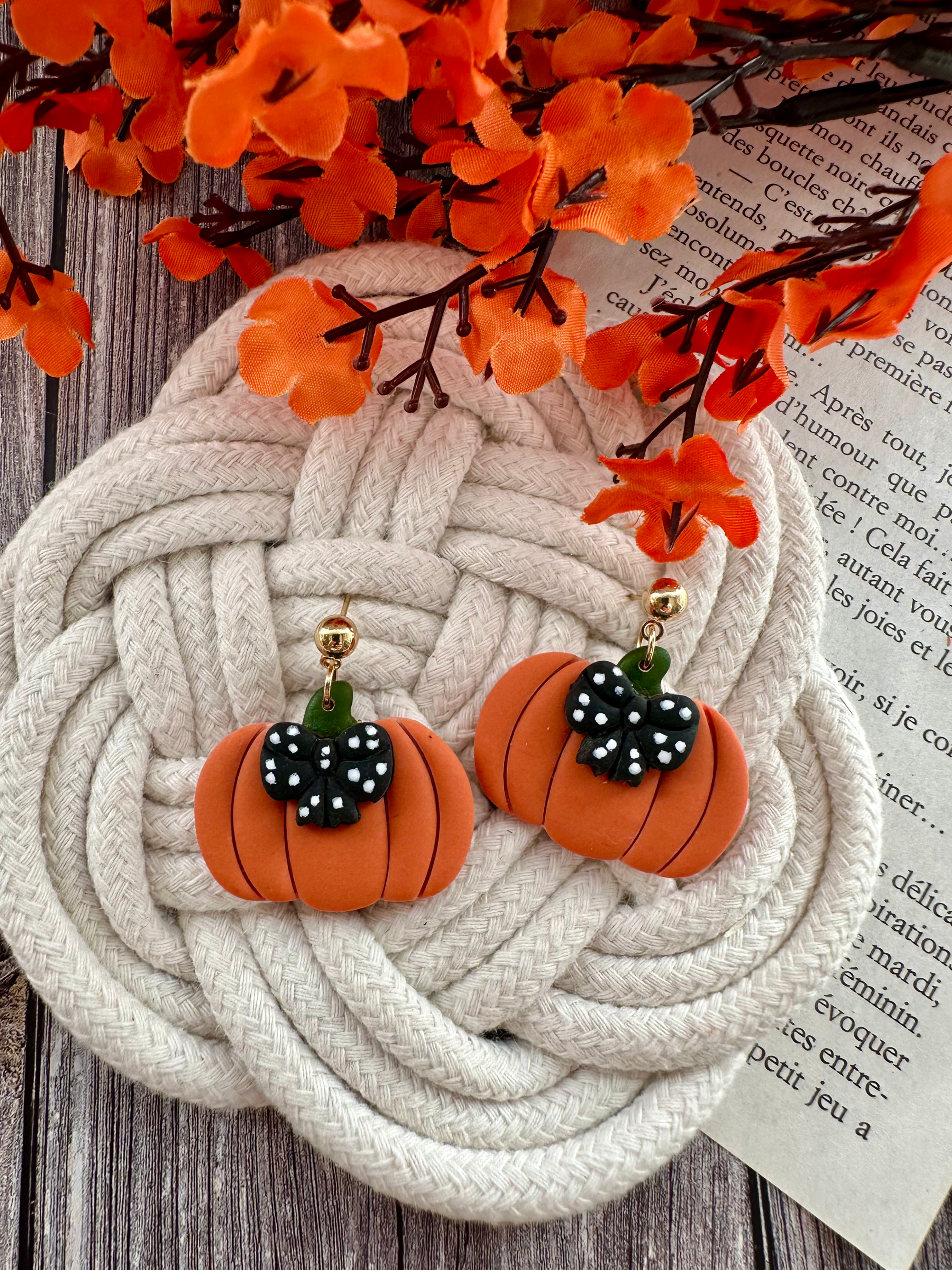 Boucles dâoreilles citrouilles noir Ă pois blancs finition mate faites main