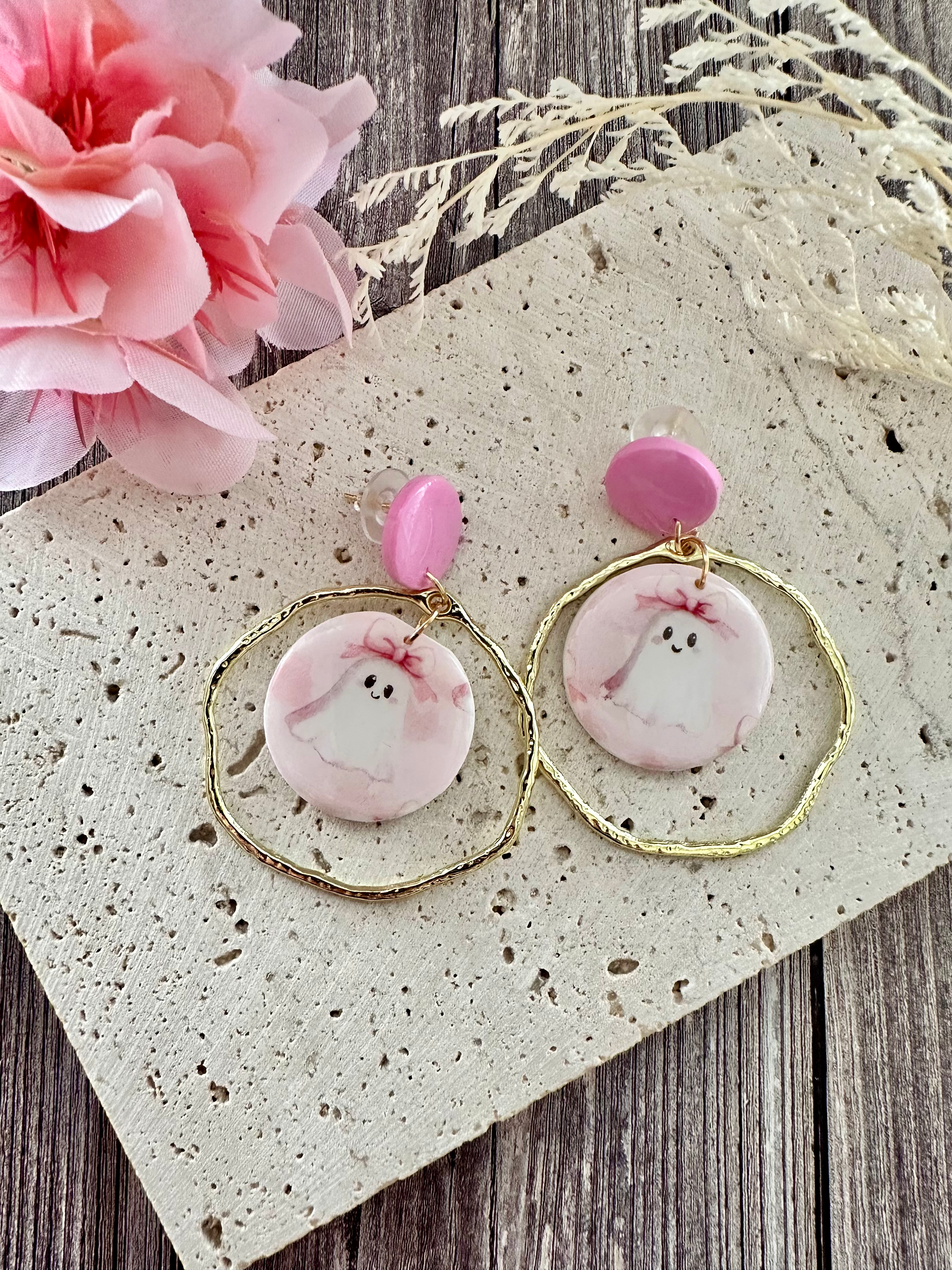 👻🌸 Boucles d’oreilles Fantôme Rose – Bijoux artisanaux faits main ✨