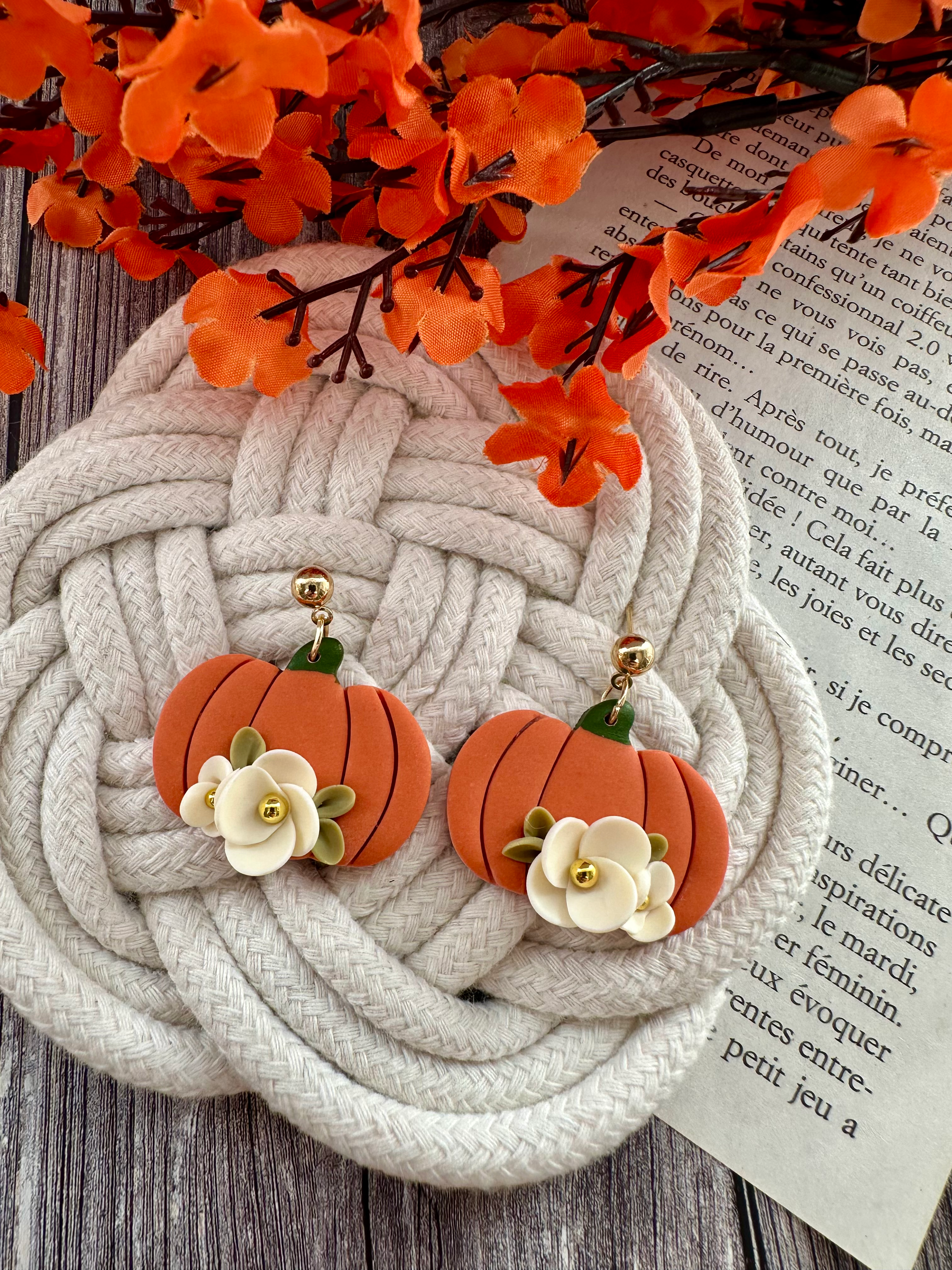 boucles-oreilles-pendantes-citrouilles-fleurs-ecru-mate
