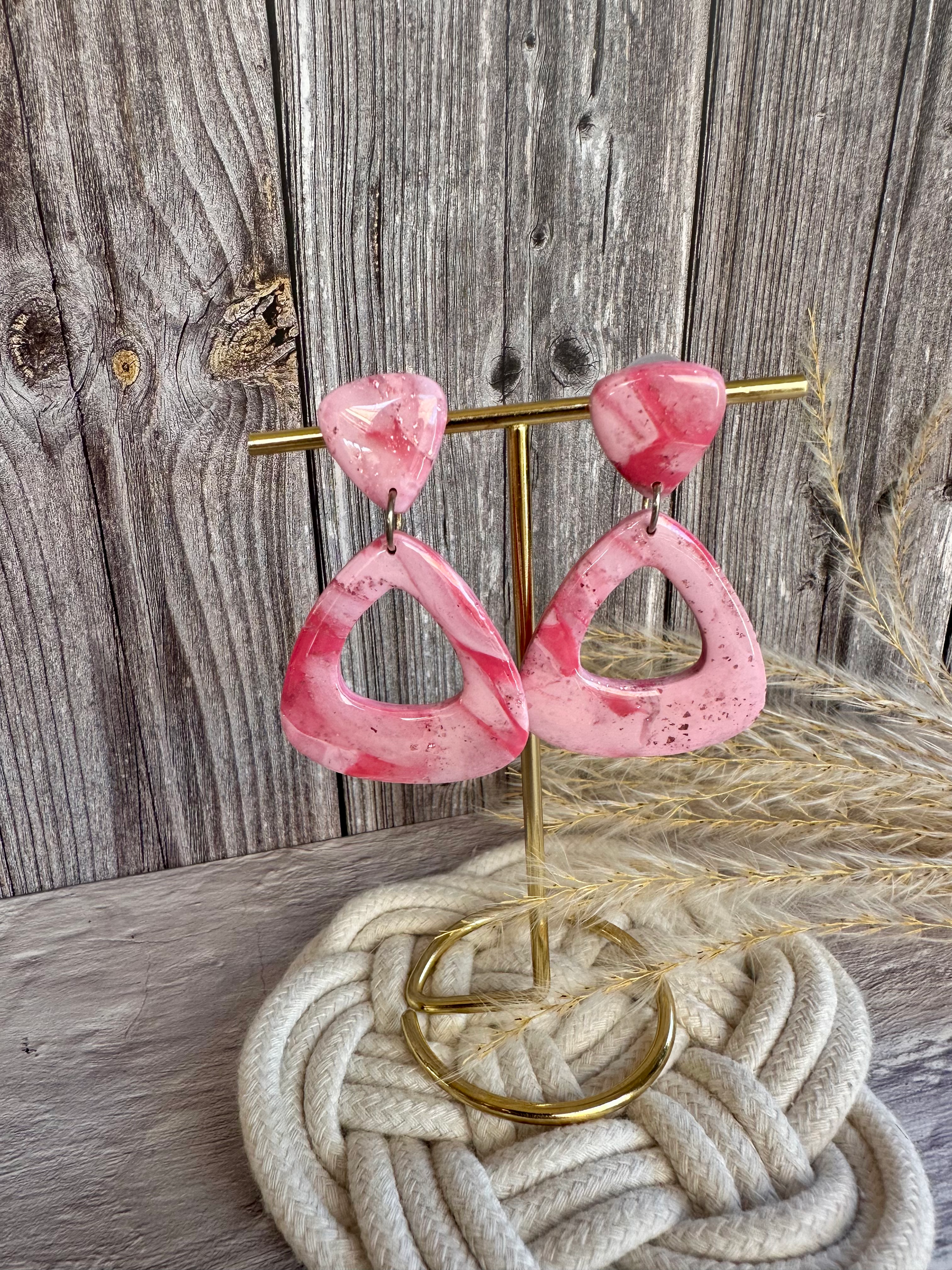 Boucles d’oreilles triangle rétro rose marbrée faites main