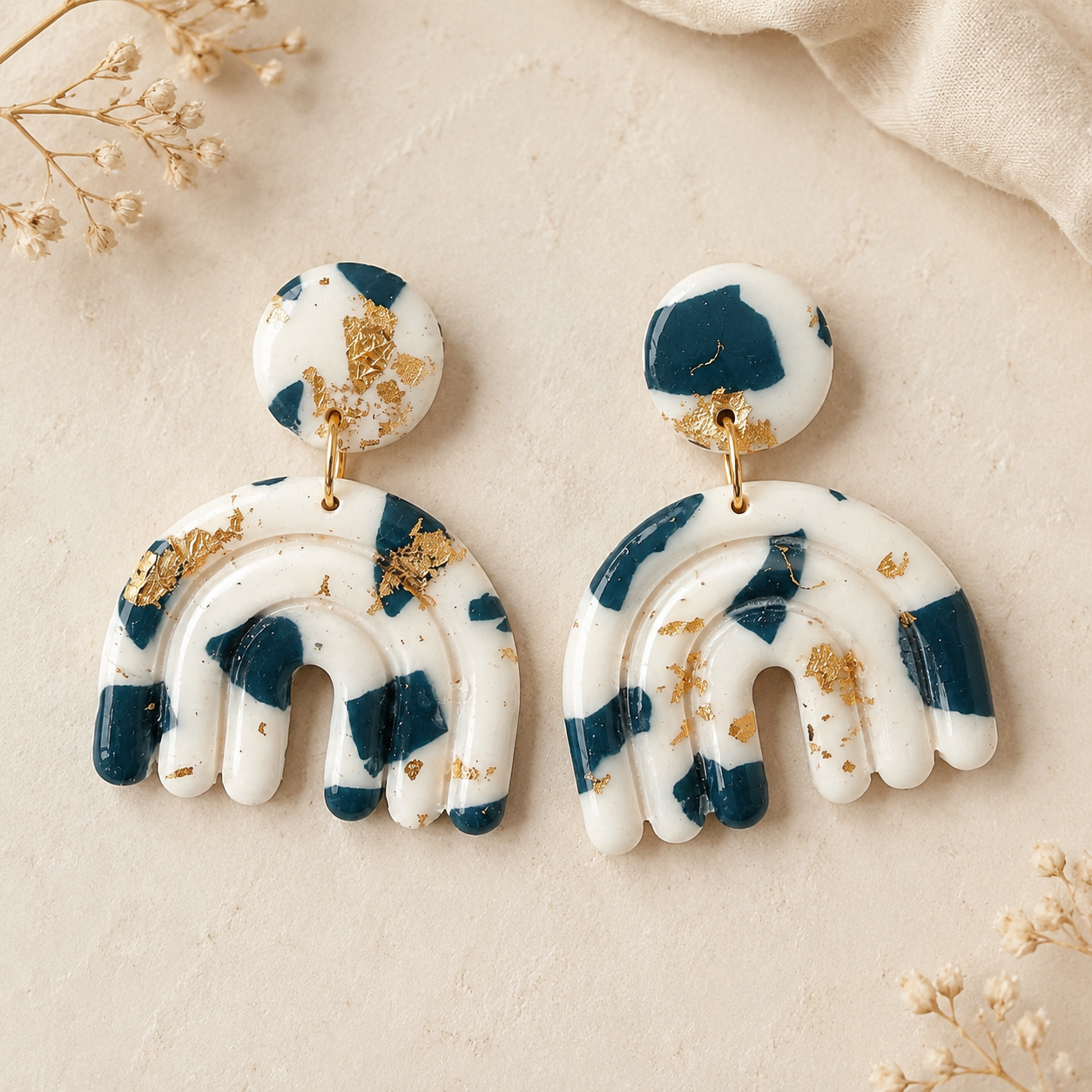 ✨🤍💙 Boucles d’oreilles pendantes géométriques – Blanc, bleu marine & doré