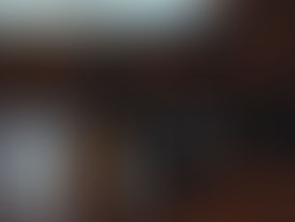 schwarze High Heels auf einem Holztisch