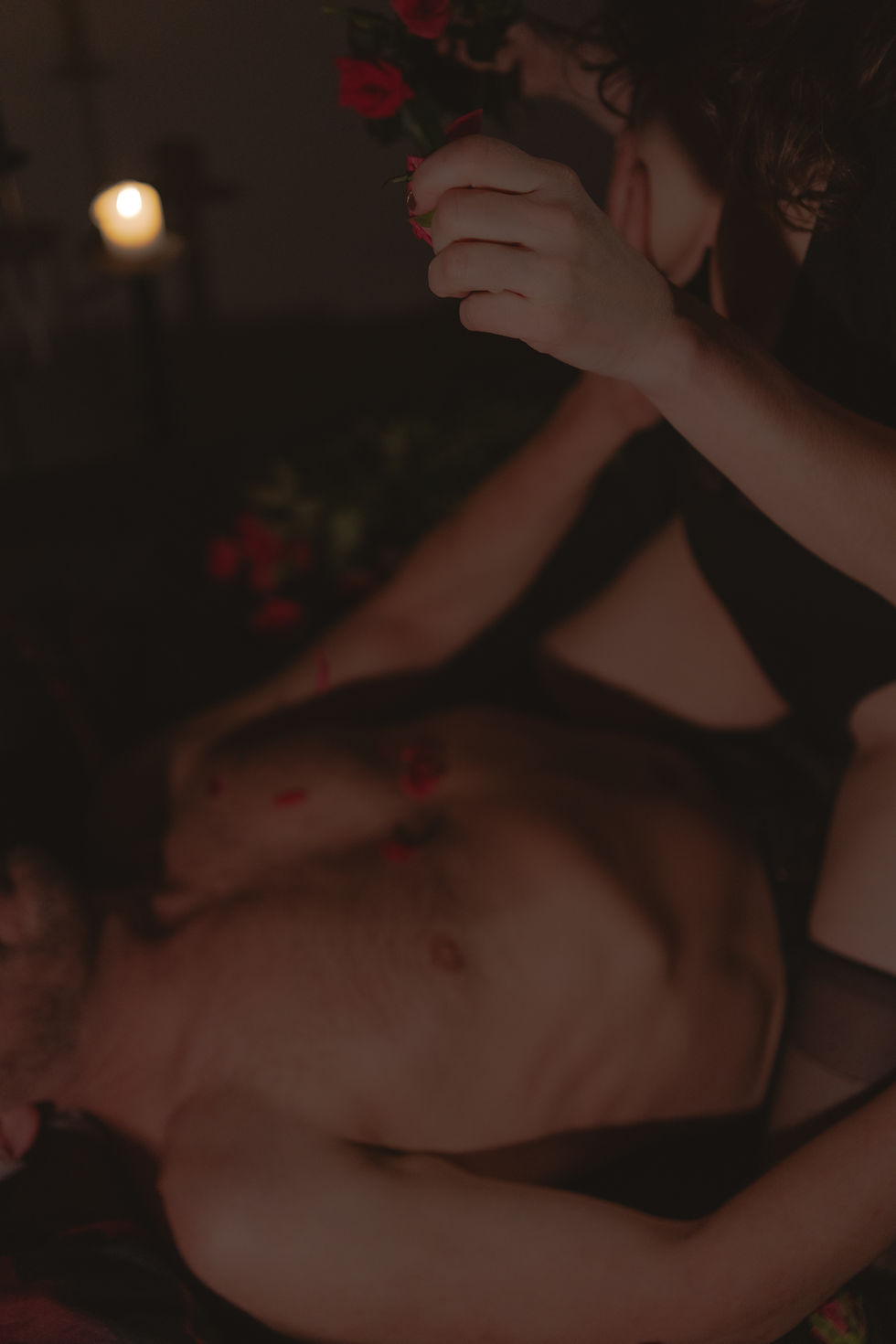 Paar spielt mit Blüten auf der Haut.