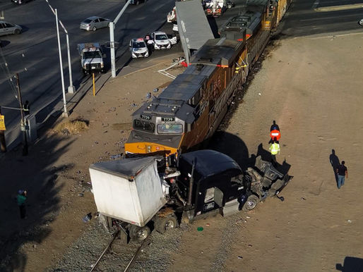 Tráiler es embestido por tren en Mexicali; no se reportan personas lesionadas