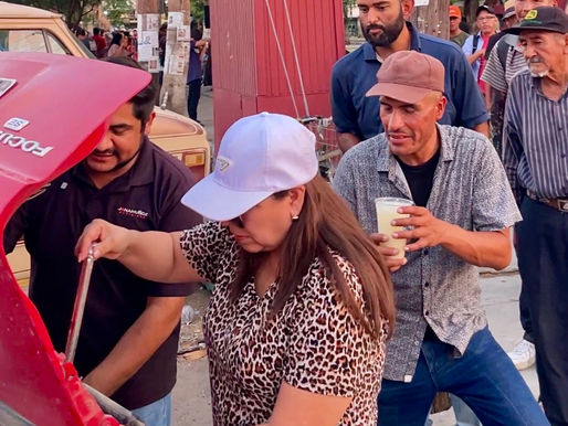 Jona Muñoz y Alicia Moreno recorren Mexicali para entregar aguas frescas y sueros a personas vulnerables