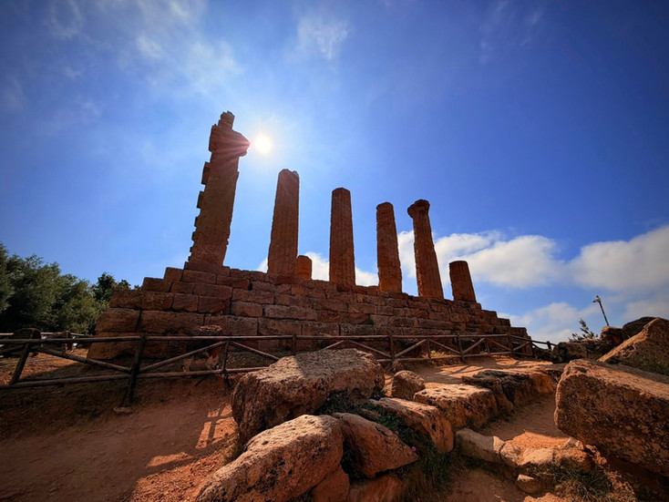 Colonnes antiques d’un temple grec en Sicile vues en contre-jour