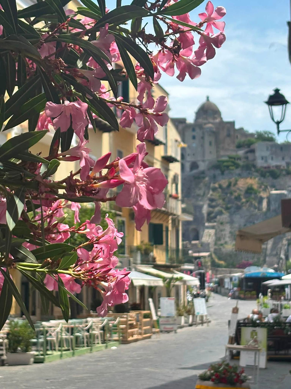 Rue fleurie à Ischia Ponte avec vue sur le Castello Aragonese à Ischia en Italie