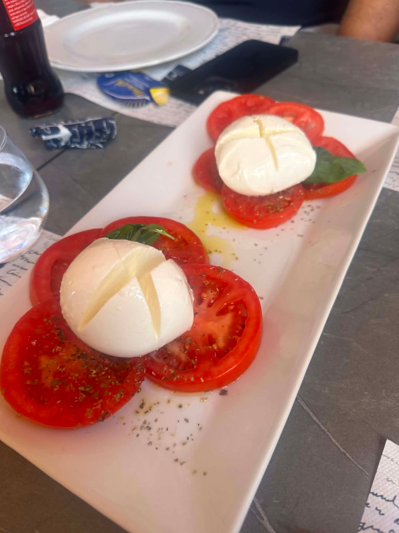 Tomates, mozzarella et basilic dans une assiette aux saveurs siciliennes