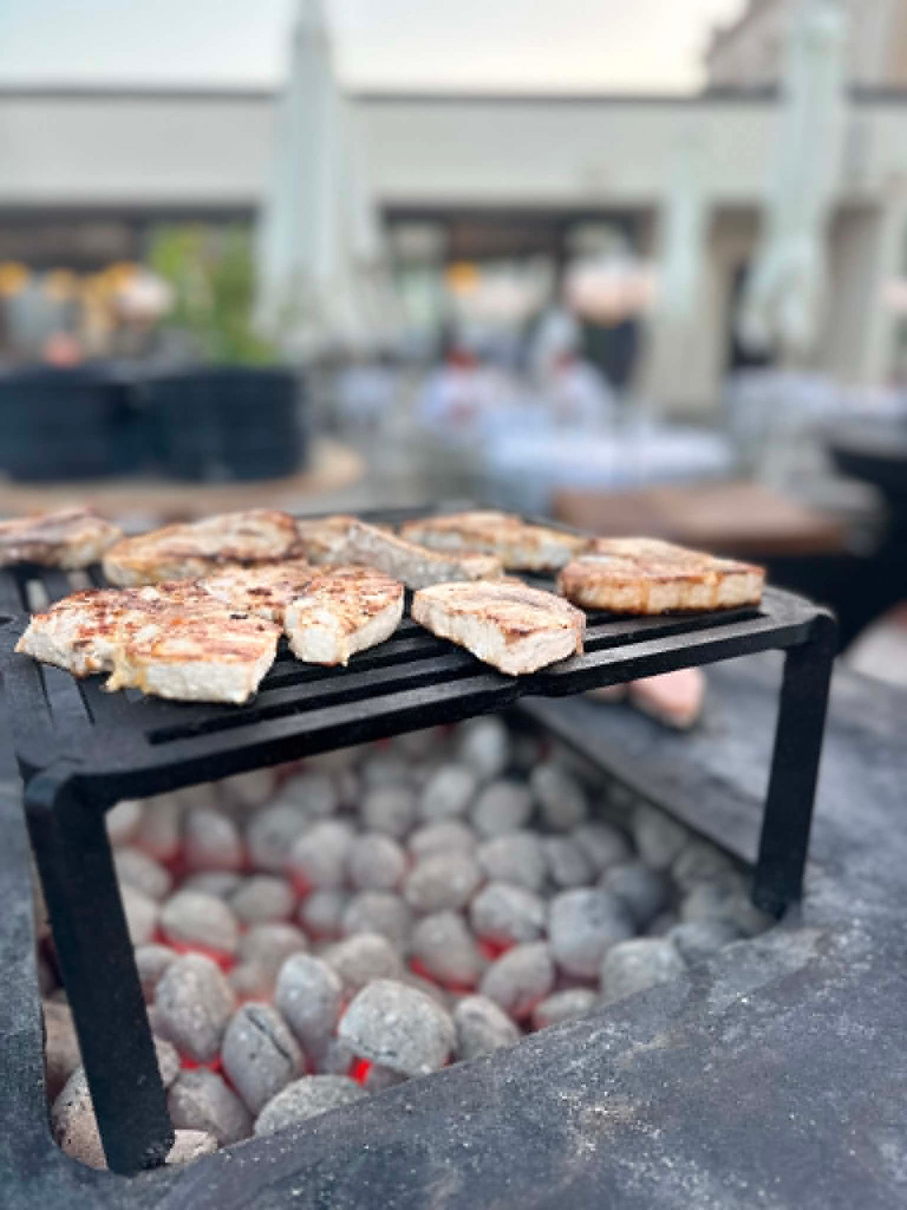 Viandes grillées sur barbecue au Club Med Cefalù en Sicile