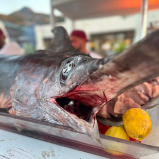 Poisson frais présenté lors d’une expérience culinaire en Sicile