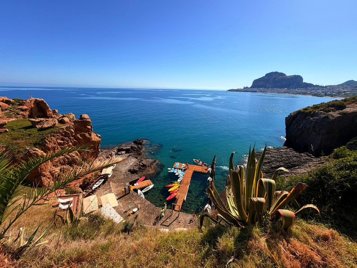 Vue panoramique sur la mer et la côte rocheuse près du Club Med Cefalù