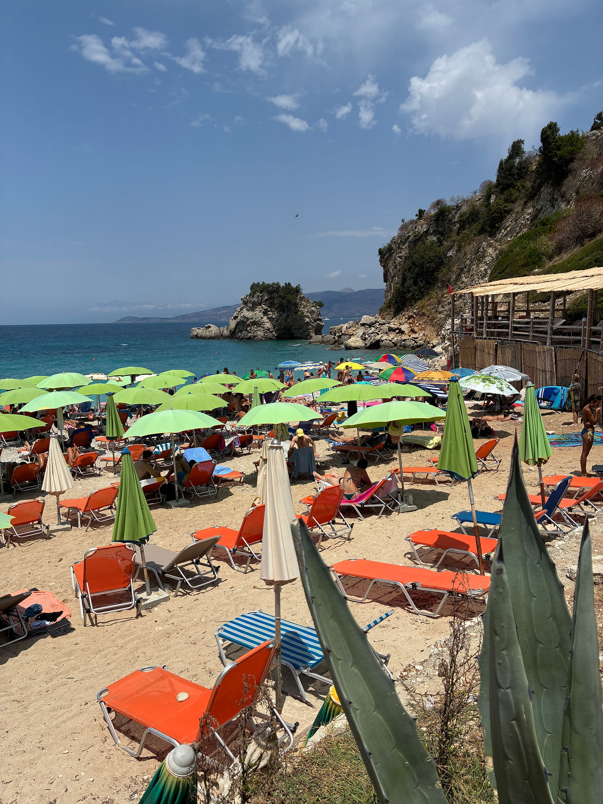 Mirror Beach en Albanie avec ses parasols colorés et son eau turquoise