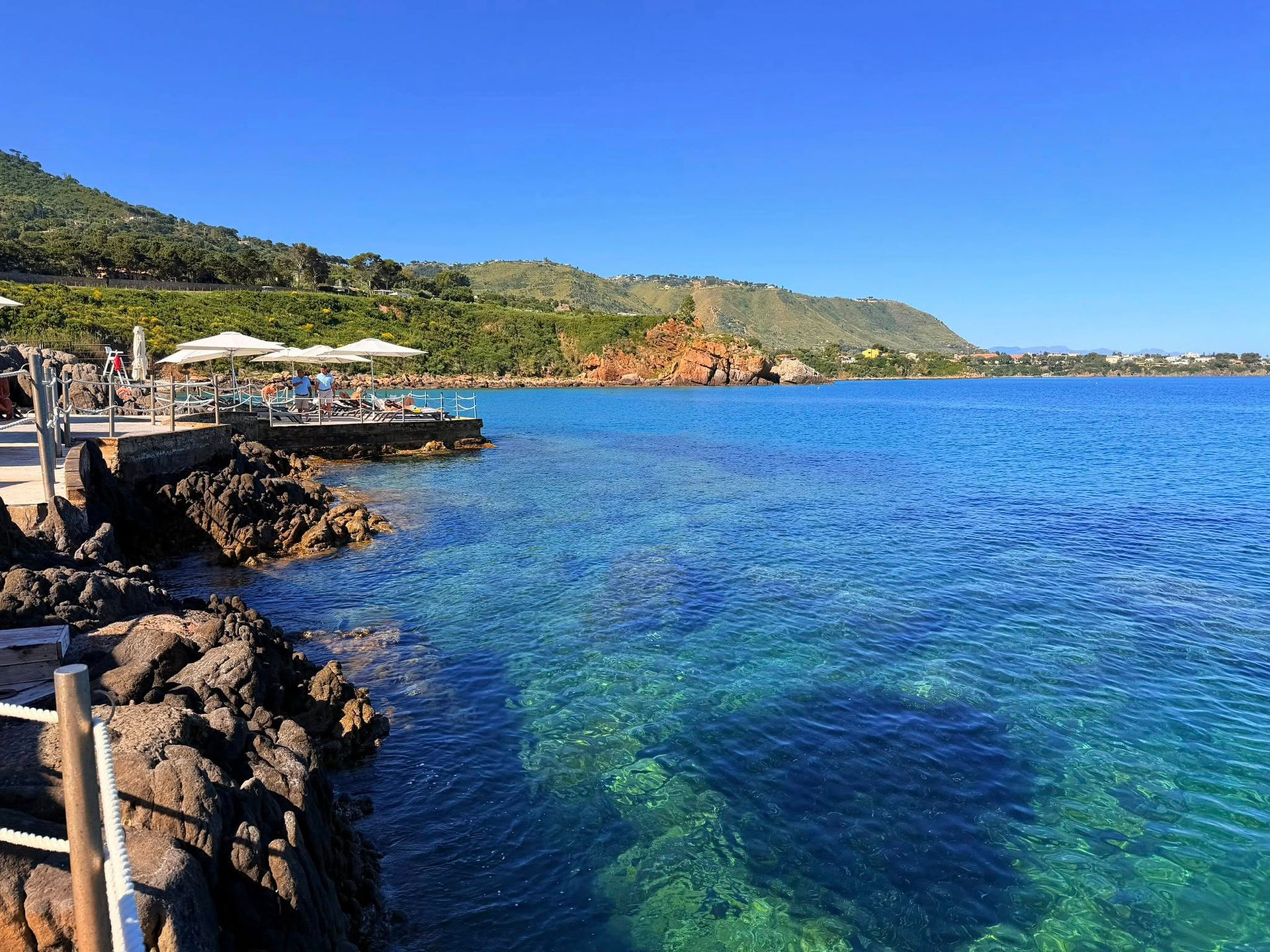 Eau cristalline et côte rocheuse au Club Med Cefalù en Sicile