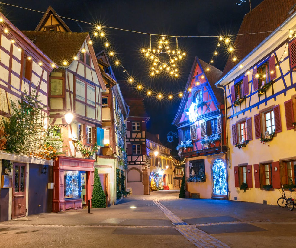 Rue illuminée et maisons à colombages décorées pour Noël à Colmar